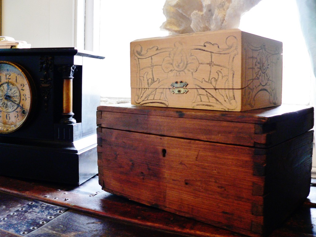 Little trinkets that'll never be tossed are easily organized in cool old boxes. Like the cool pyrography box from a dear friend, or this English pencil box for some little school kid (whose name also happened to be Matt). 