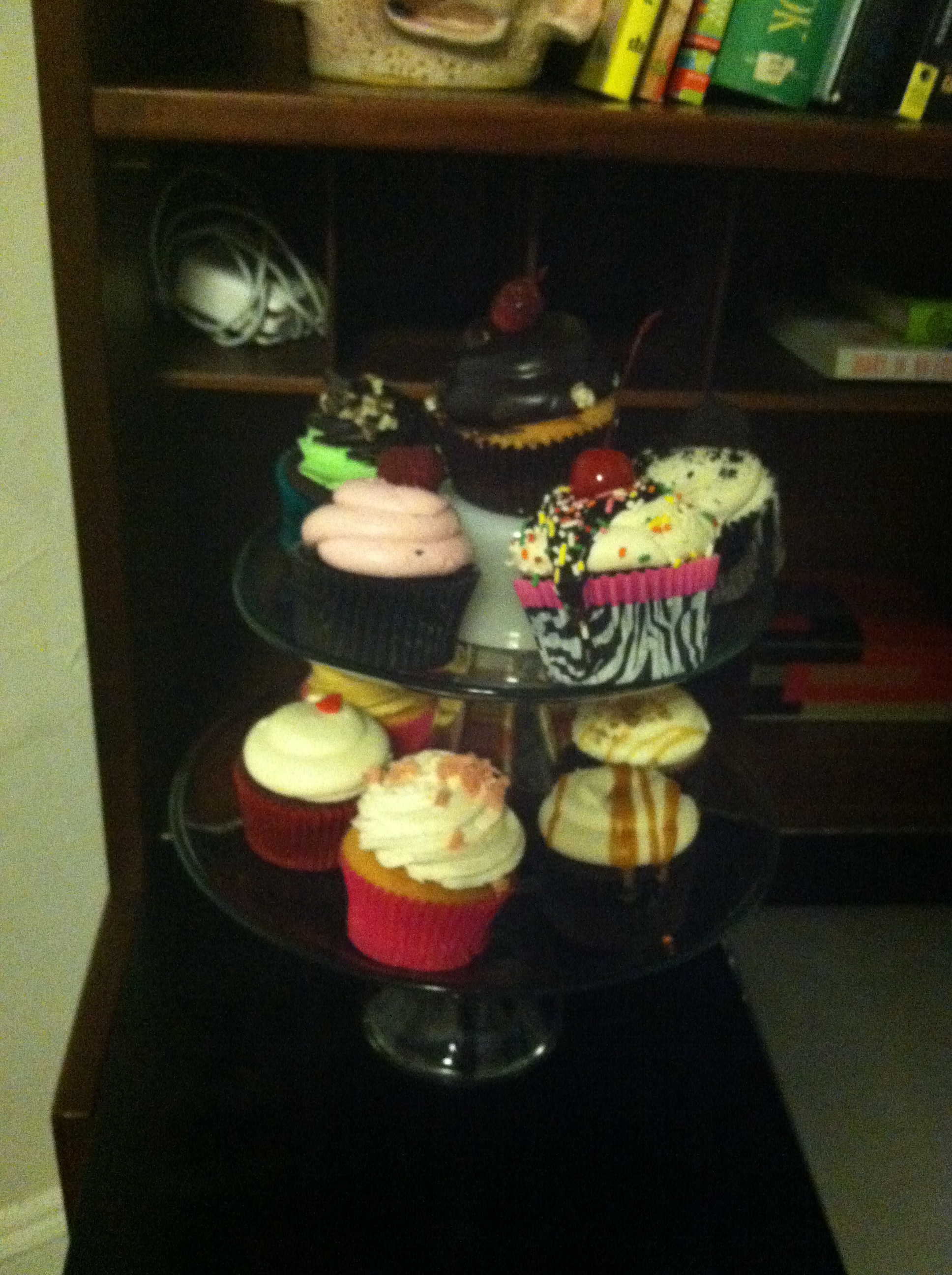 Sugarland cupcakes=amazeballs. Sugarland cupcakes=amazeballs.